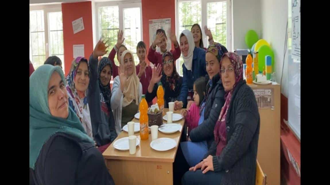 Anneler Günü'nü Sürpriz Bir Kutlama Programı İle Kutladık.